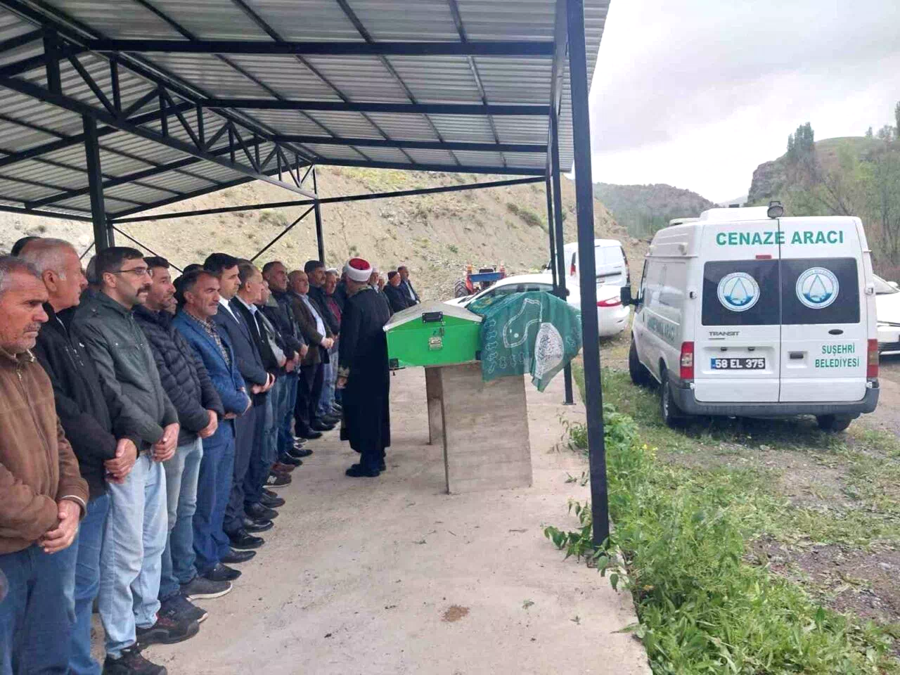 Traktör kazasında ölü bulunan çift son yolculuğuna uğurlandı