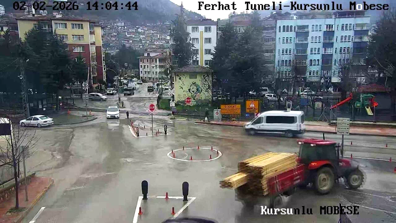 Traktörün devrilen römorkundaki keresteler yola dağıldı: O anlar kamerada