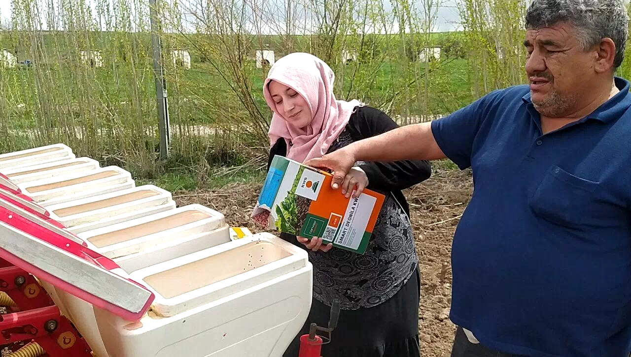 Traktörün direksiyonuna geçen kadın çiftçi, erkeklere taş çıkartıyor