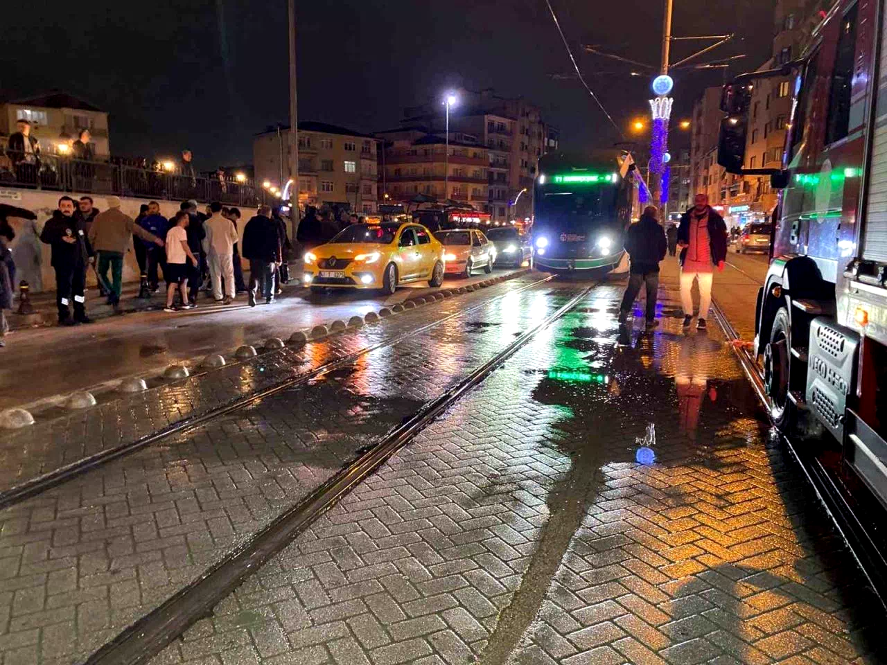 Tramvayın altında kalan yaşlı kadın 2 günlük yaşam mücadelesini kaybetti