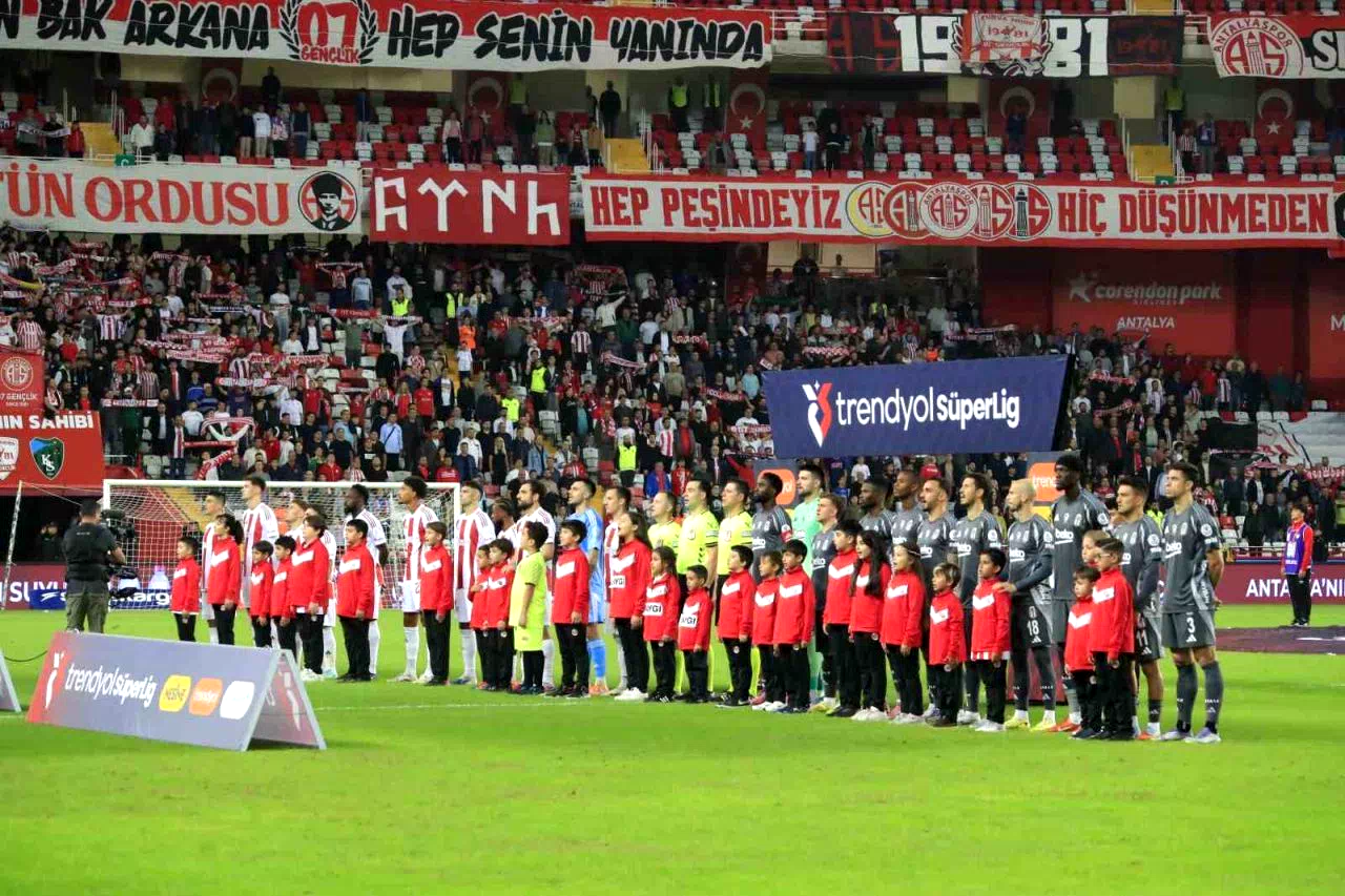 Trendyol Süper Lig: Antalyaspor: 0 – Beşiktaş: 1 (Maç devam ediyor)
