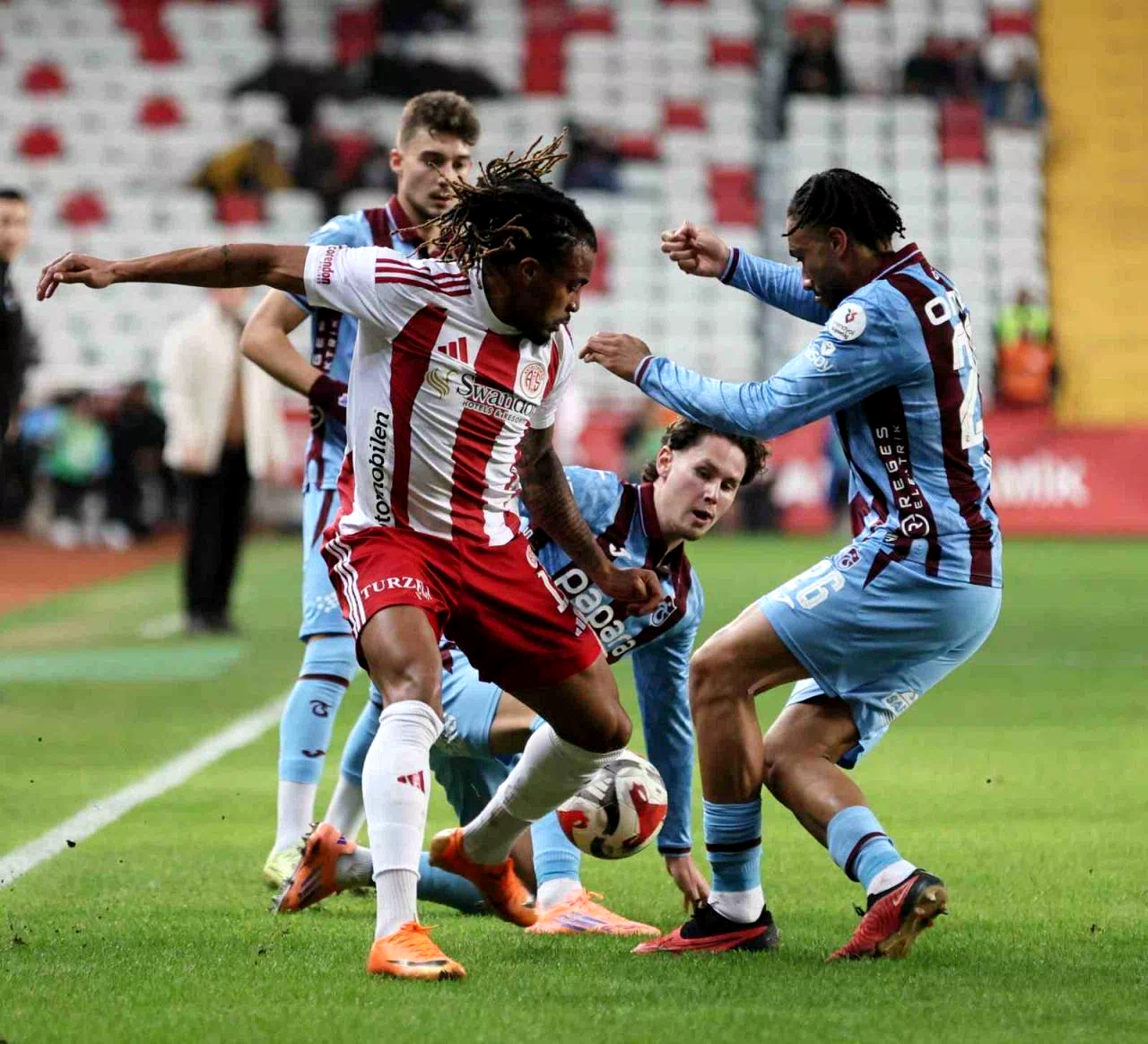 Trendyol Süper Lig: Antalyaspor: 1 – Trabzonspor: 0 (İlk yarı)