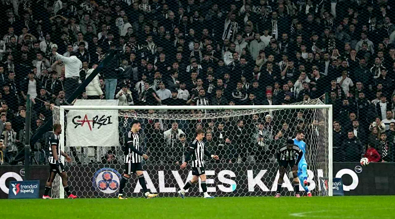 Trendyol Süper Lig: Beşiktaş: 1 – Corendon Alanyaspor: 2 (İlk yarı)