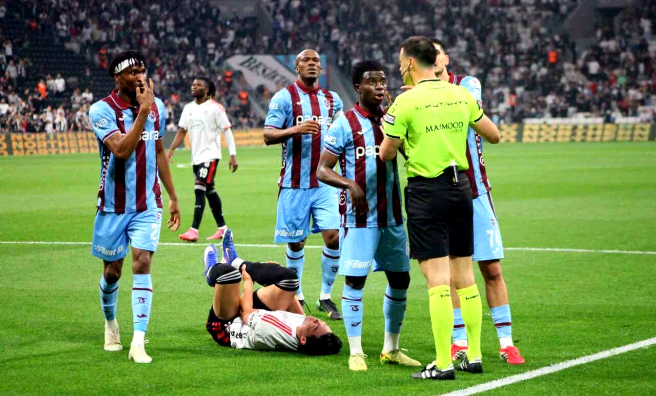 Trendyol Süper Lig: Beşiktaş: 1 – Trabzonspor: 1 (İlk yarı)