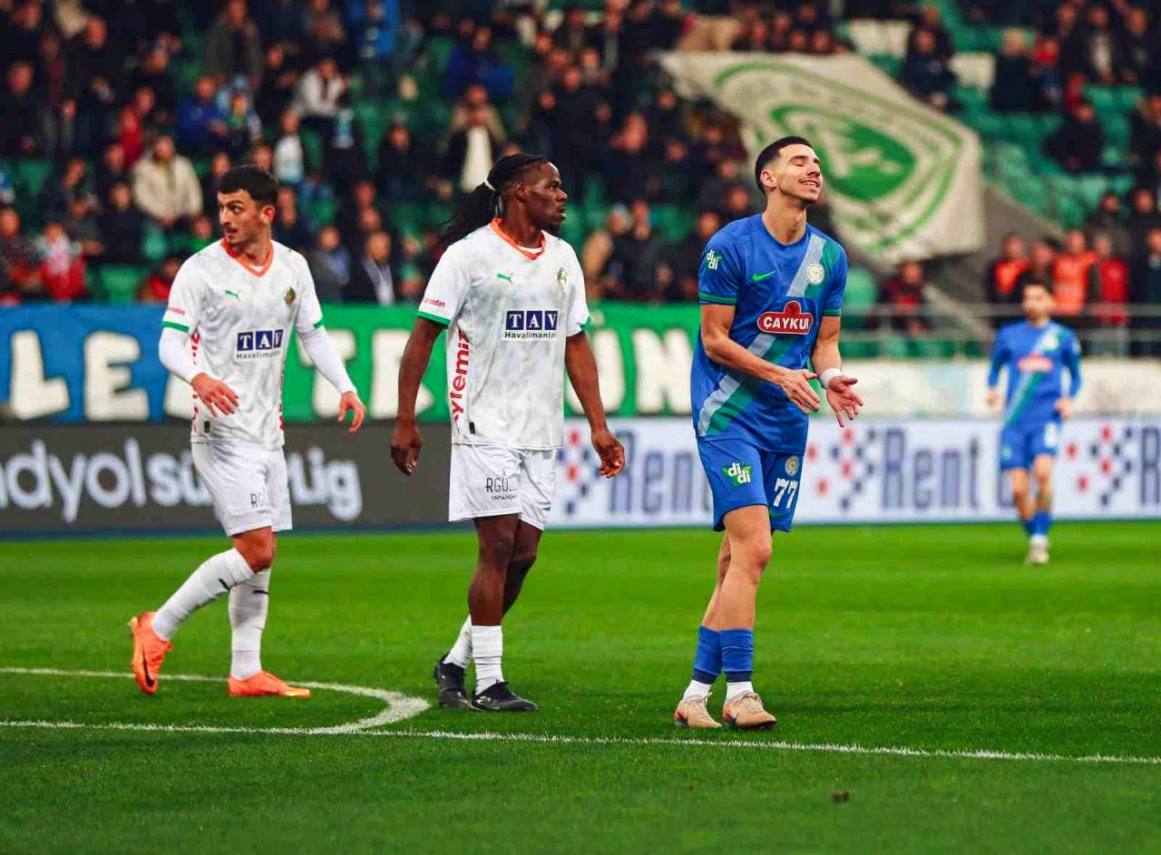 Trendyol Süper Lig: Çaykur Rizespor: 0 – Corendon Alanyaspor: 0 (İlk yarı)