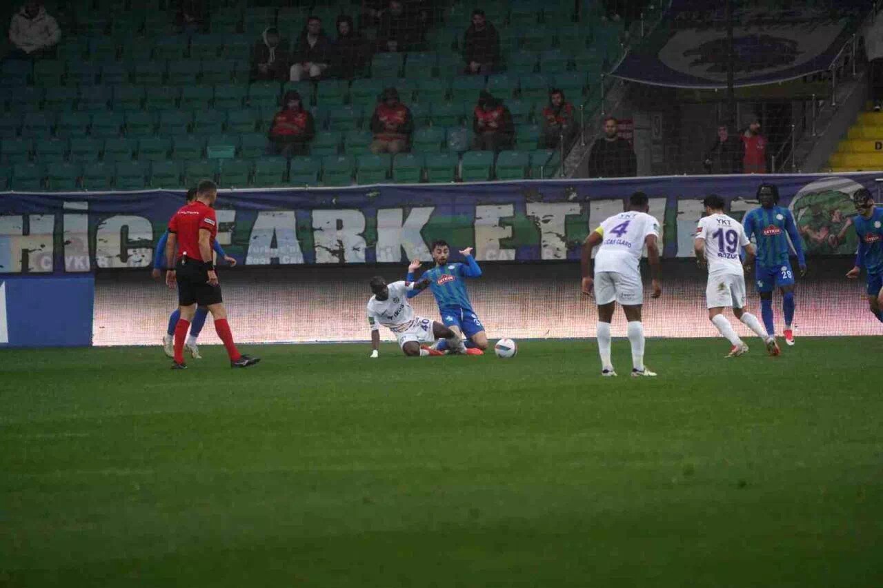 Trendyol Süper Lig: Çaykur Rizespor: 0 – Eyüpspor: 0 (İlk yarı)