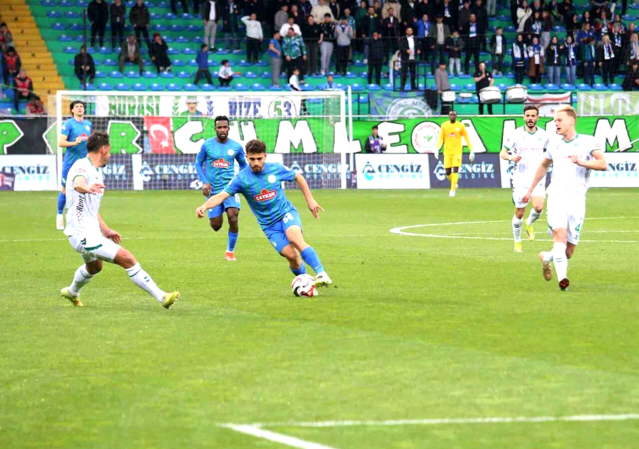Trendyol Süper Lig: Çaykur Rizespor: 1 – Konyaspor: 1 (İlk yarı)