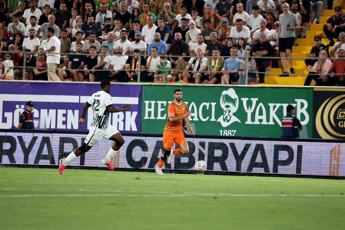Trendyol Süper Lig: Corendon Alanyaspor: 0 - Beşiktaş: 0 (İlk yarı)