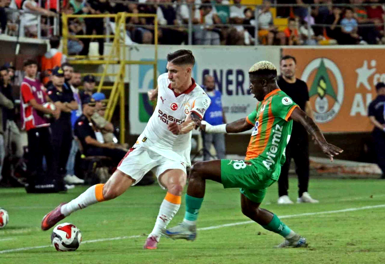 Trendyol Süper Lig: Corendon Alanyaspor: 0 – Galatasaray: 1 (İlk yarı)