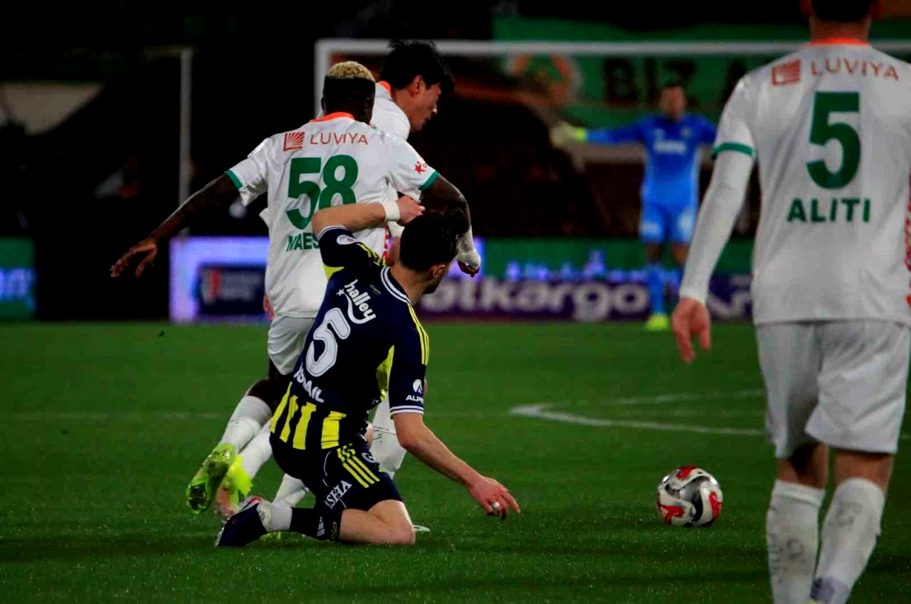Trendyol Süper Lig: Corendon Alanyaspor: 2 – Fenerbahçe: 1 (Maç devam ediyor)
