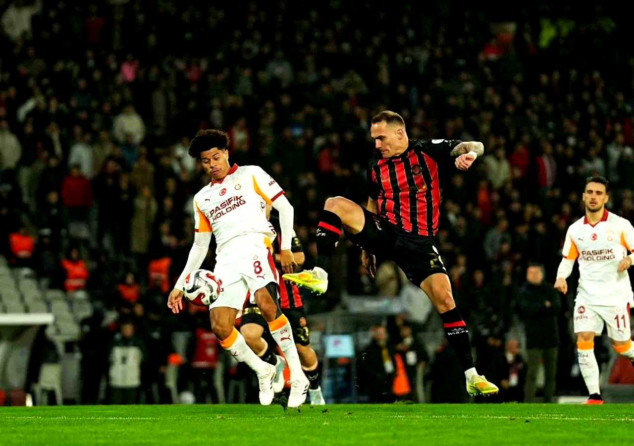 Trendyol Süper Lig: Fatih Karagümrük: 0 – Galatasaray: 1 (Maç devam ediyor)