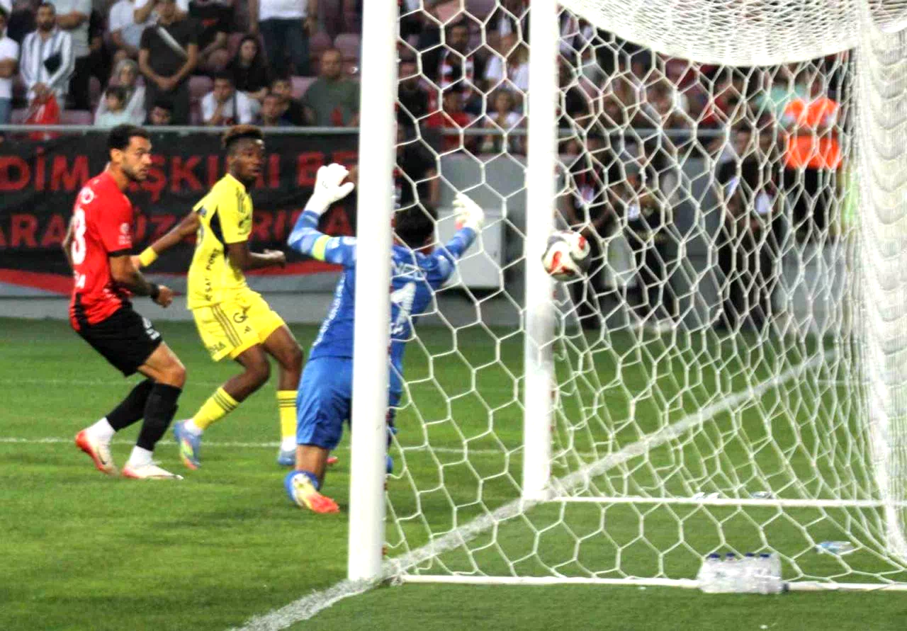 Trendyol Süper Lig: Gençlerbirliği: 0 – Fenerbahçe: 3 (İlk yarı)