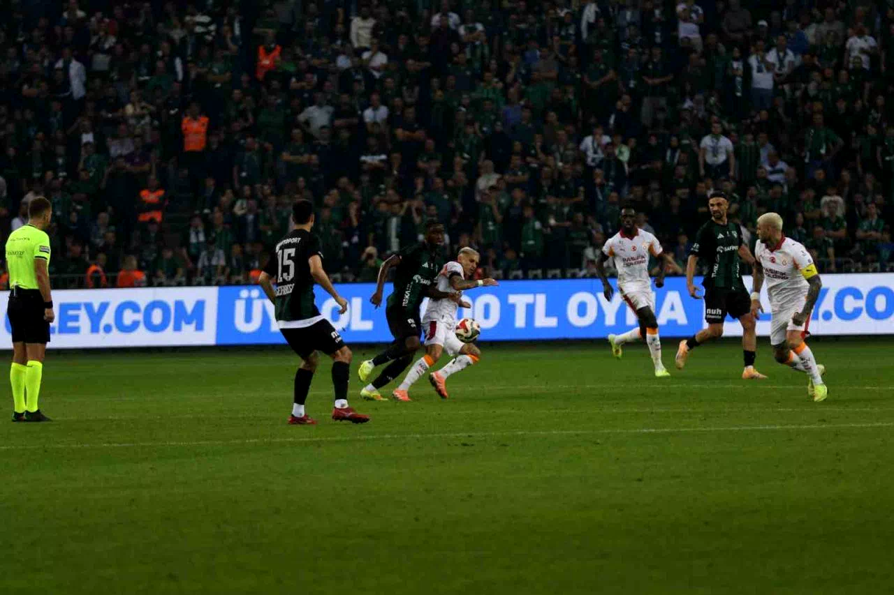 Trendyol Süper Lig: Kocaelispor: 1 – Galatasaray: 0 (İlk yarı)