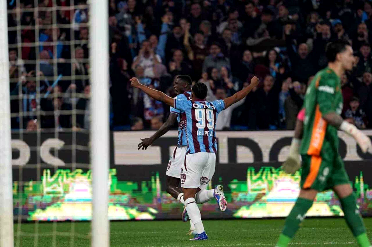 Trendyol Süper Lig: Trabzonspor: 1 – Galatasaray: 0 (İlk yarı)