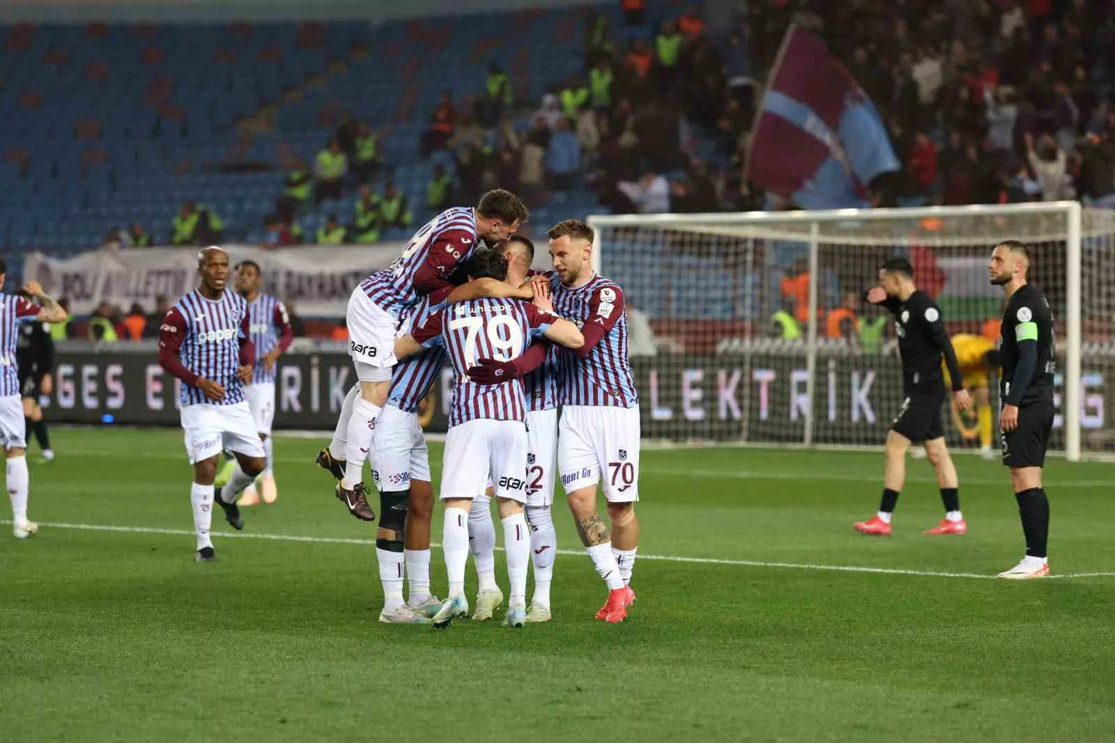 Trendyol Süper Lig : Trabzonspor: 2 – Çaykur Rizespor: 0 (İlk yarı)