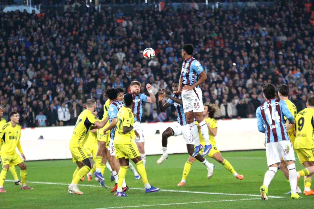 Trendyol Süper Lig: Trabzonspor: 2 – Fenerbahçe: 2 (İlk yarı)