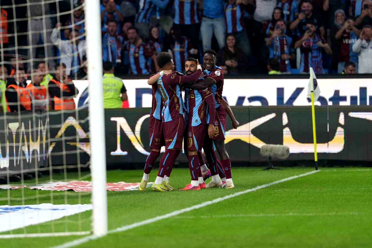 Trendyol Süper Lig: Trabzonspor: 3- Galatasaray:0 (İlk yarı)