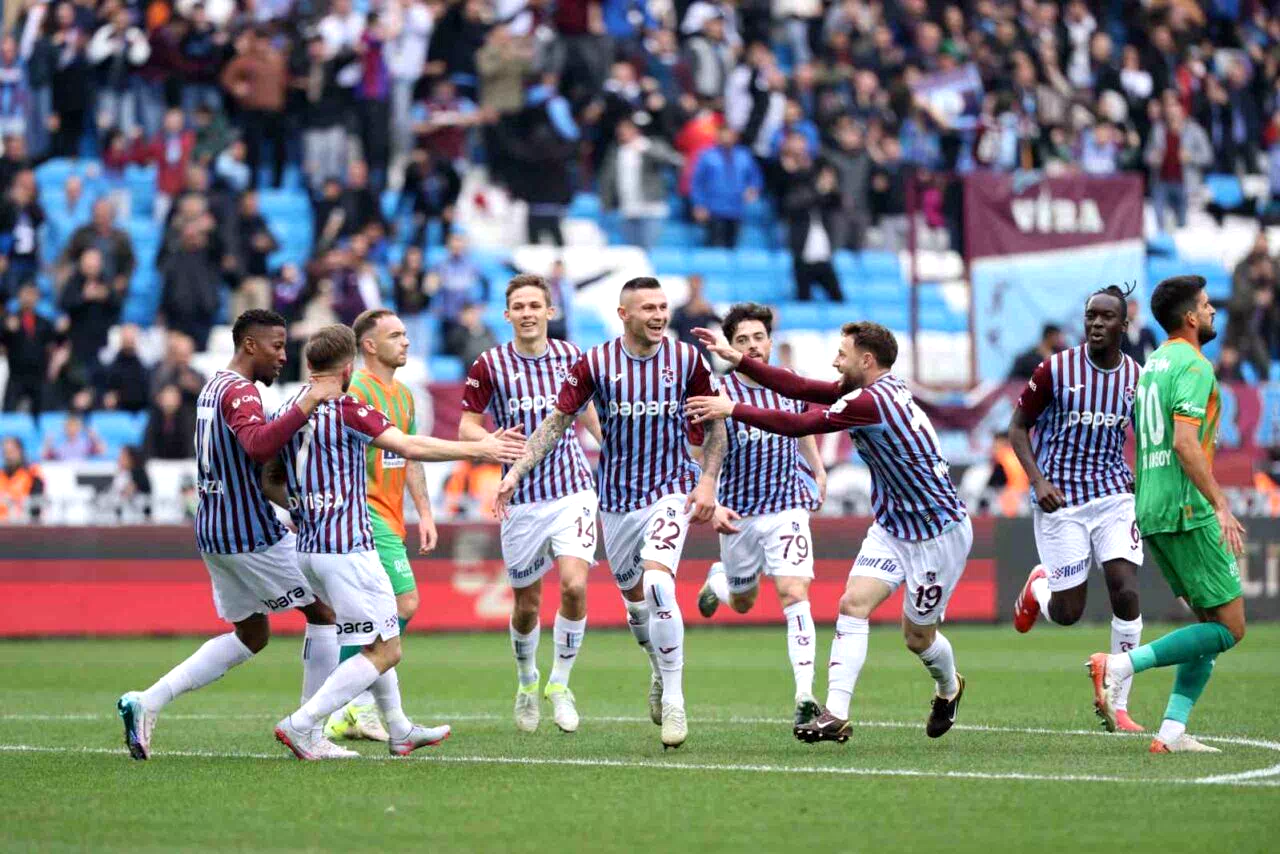 Trendyol Süper Lig: Trabzonspor: 4 – Alanyaspor: 2 (İlk yarı)