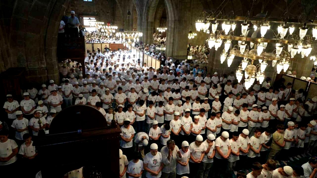 TÜGVA, Erzurum’da 6 bin 237 öğrenciyi Ulu Cami’de buluşturdu