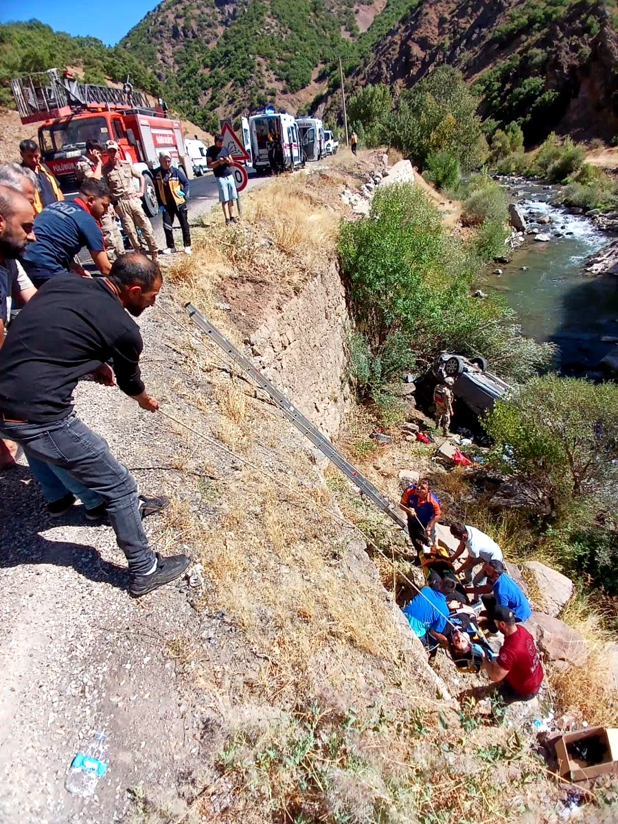 Tunceli’de araç uçuruma yuvarlandı: 3 yaralı