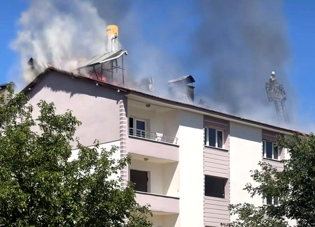 Tunceli’de bina çatısında çıkan yangın söndürüldü