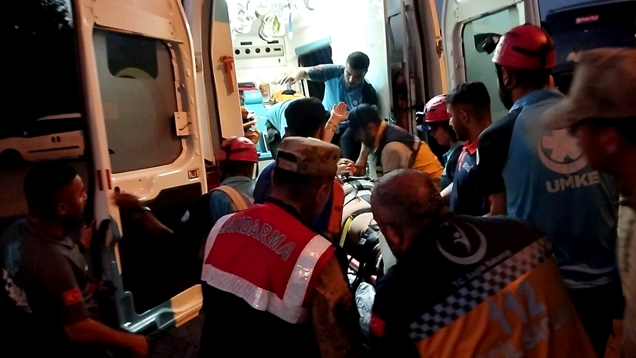 Tunceli’de kayalıkta düşen kadın ekiplerce kurtarıldı