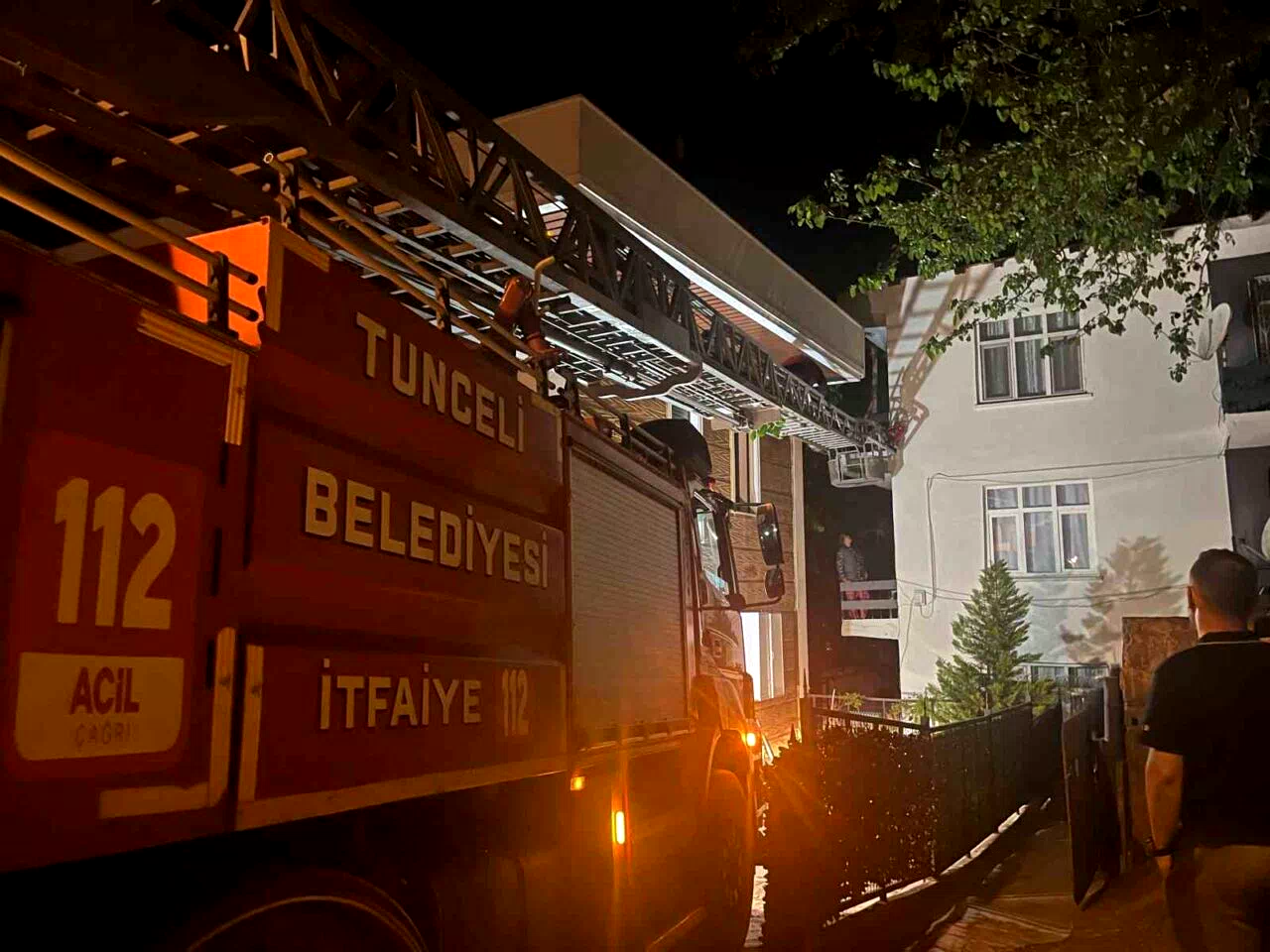 Tunceli’de kimsenin bulunmadığı evde mahsur kalan kediyi itfaiye kurtardı