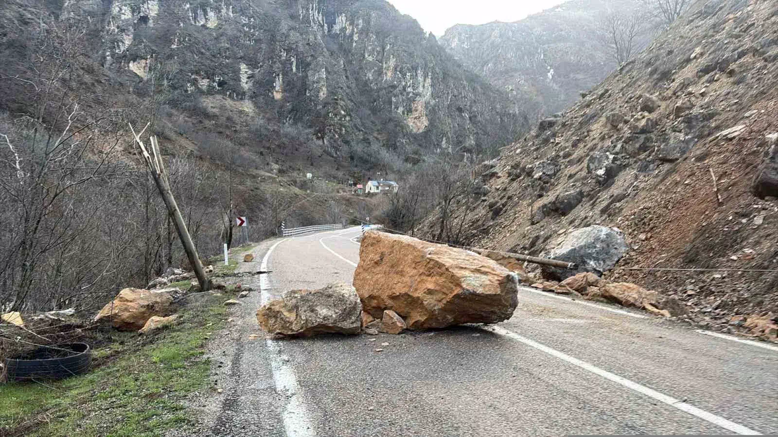Tunceli’de Sağanak Yağış Sonrası Kaya Parçaları Yola Düştü.