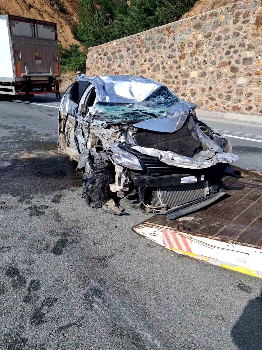 Tünel çıkışında kamyona çarpan otomobil takla attı: 1 yaralı