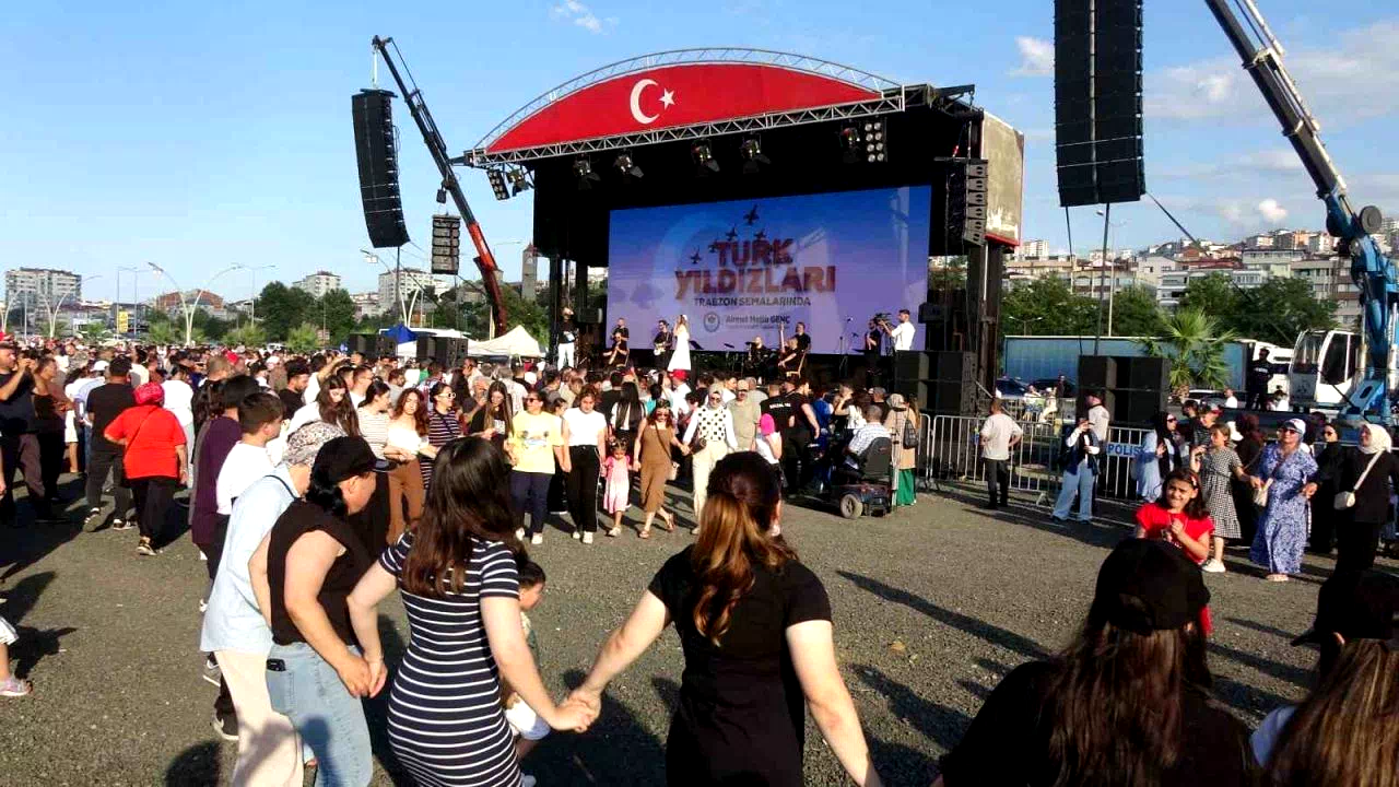 Türk Yıldızları Trabzon’da nefes kesti