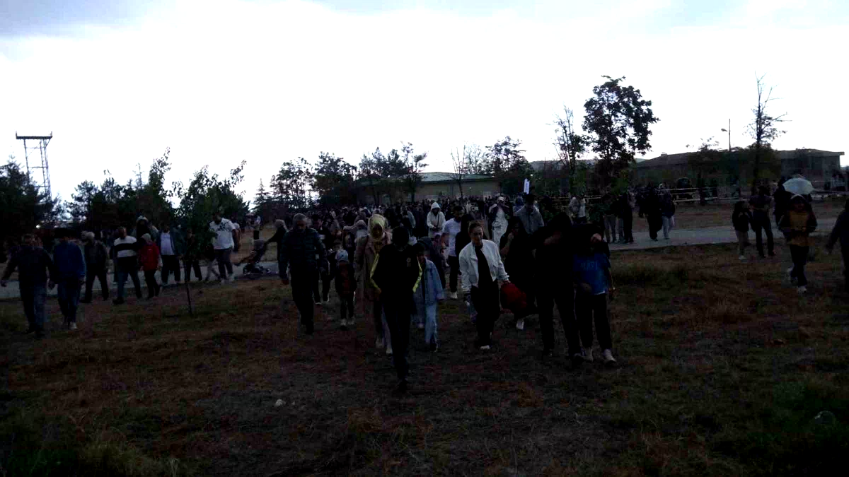 Türk Yıldızları’nın gösterisi için Malatyalılar yağmura rağmen alana akın etti