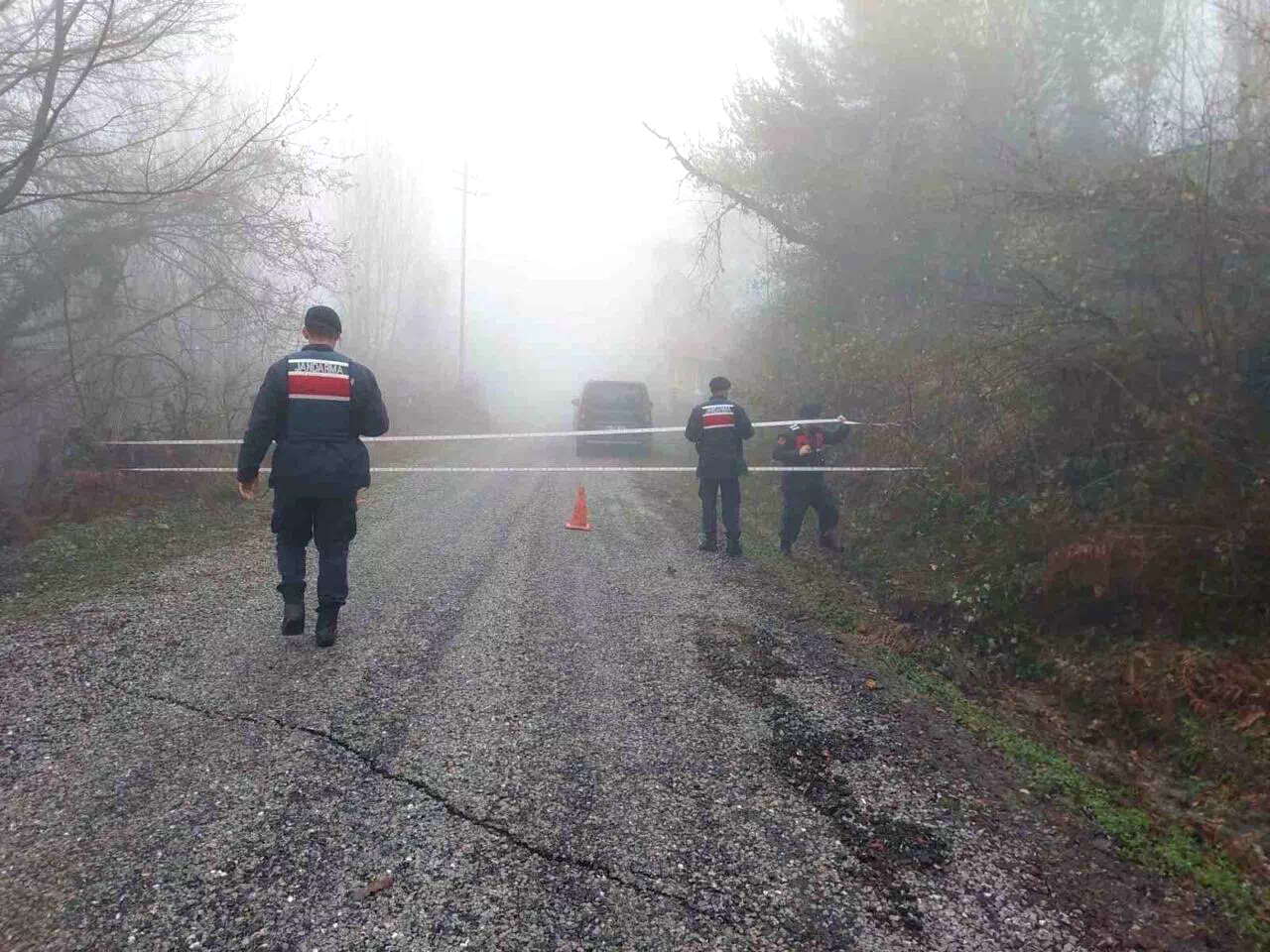 Türkeli’de heyelan nedeniyle köy yolu ulaşıma kapandı