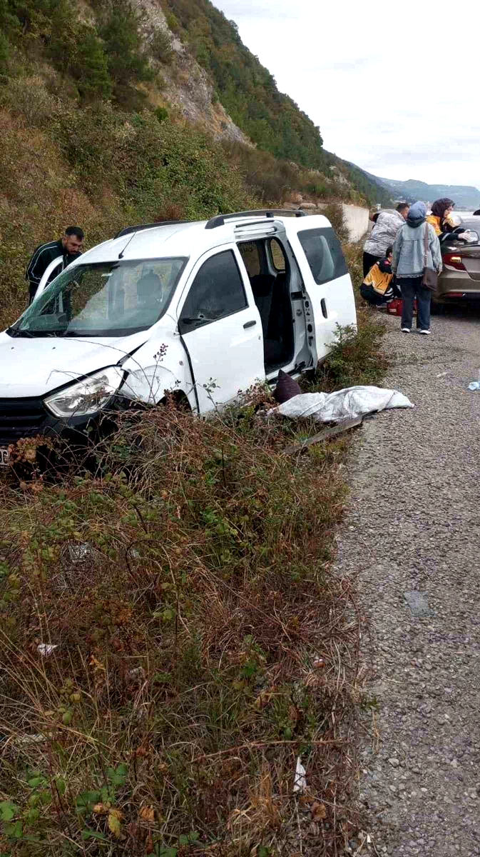 Türkeli’de otomobil istinat duvarına çarptı: 3 yaralı