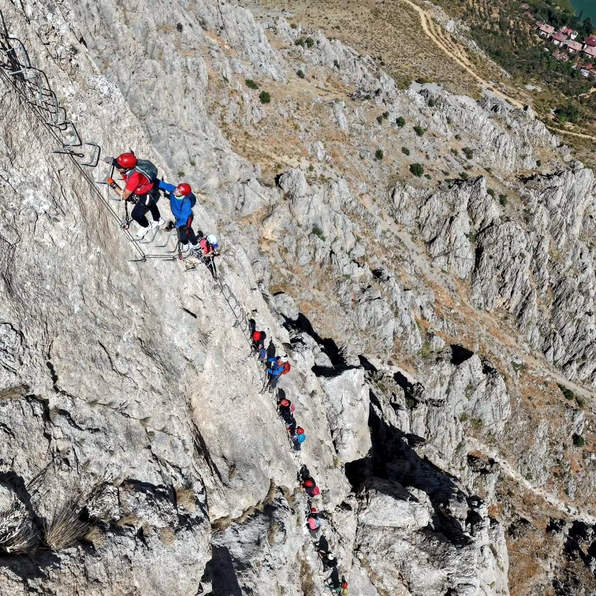 Türkiye’de tek Kemaliye’de bulunan “Via Ferrata” parkuru adrenalin tutkunlarının rotası oldu