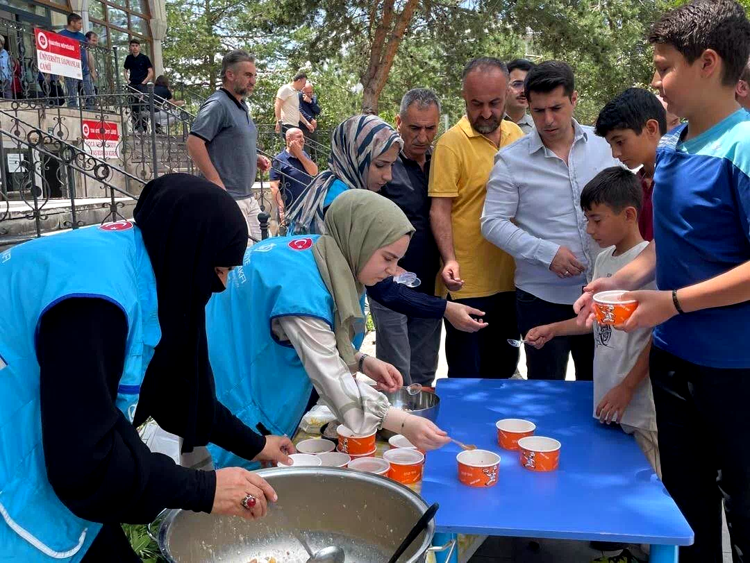Türkiye Diyanet Vakfı Erzurum Kadın Kolları’ndan aşure İkramı