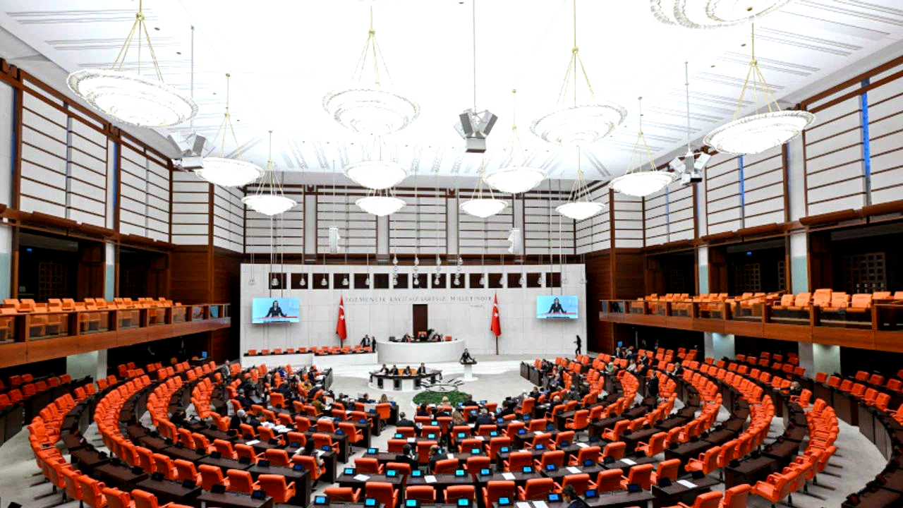 Türkmenistan ve Azerbaycan'la yapılan anlaşmaların TBMM'de kabul edildi