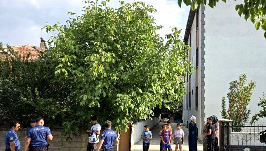 Üçüncü kattan düşen genç kadın ağır yaralandı