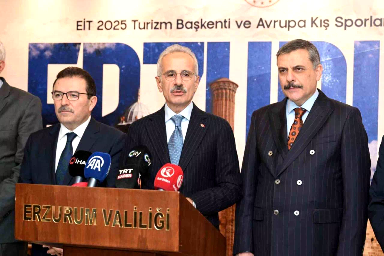 Ulaştırma ve Altyapı Bakanı Uraloğlu: “Erzincan-Erzurum-Kars tren hattı etüt proje çalışmaları devam ediyor”