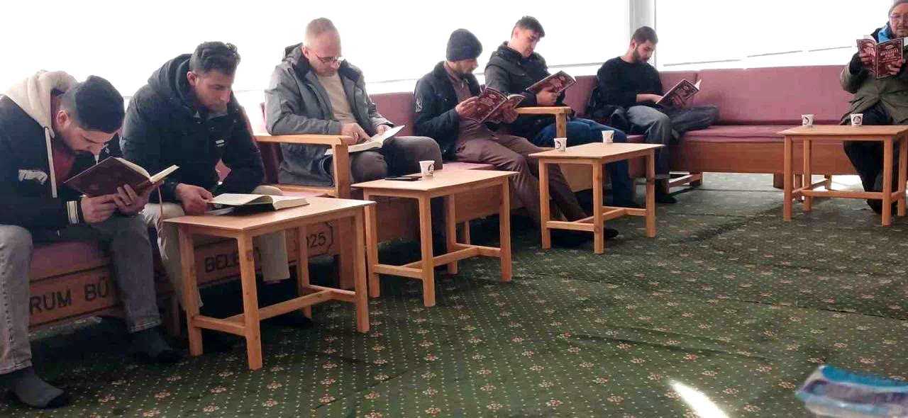 Uluslararası öğrenciler şehitler için hatim okudu