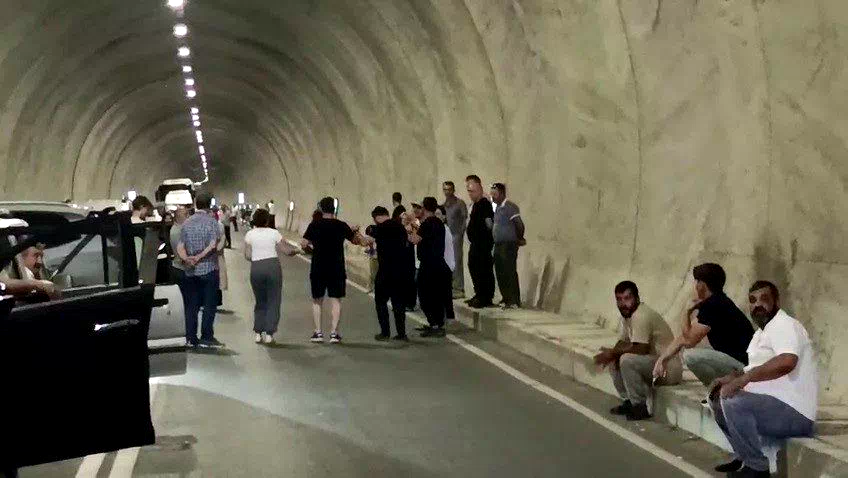 Uluslararası yol saatlerce kapandı: Vatandaşlar tepkili