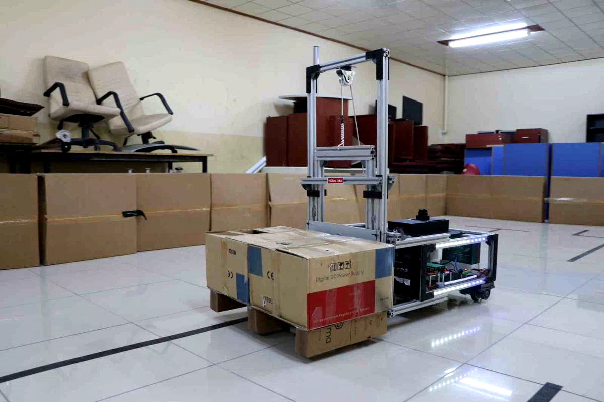 Üniversite öğrencileri fabrikalarda insan gücünü azaltacak yapay zekalı forklift geliştirdi