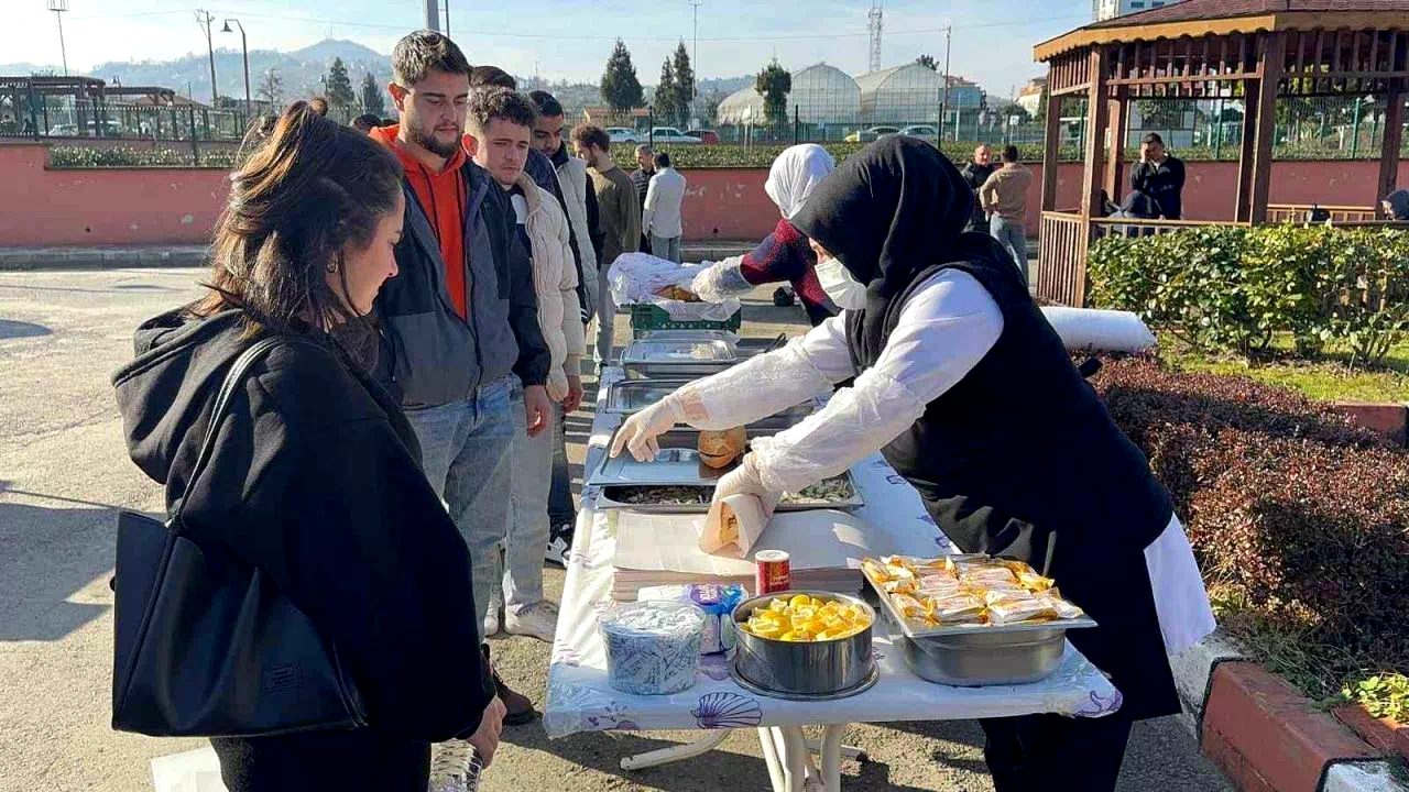 Üniversite öğrencileri hamsi festivaliyle moral depoladı