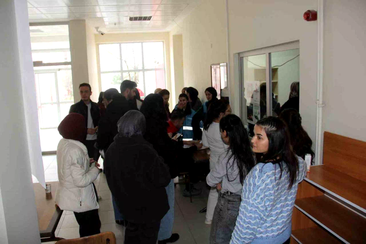 Üniversite öğrencileri kan bağışı için sıraya girdi