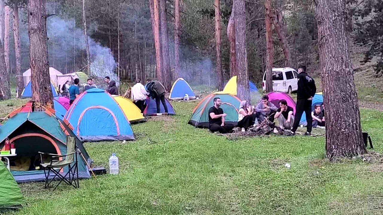 Üniversite öğrencileri Uzundere’de doğayla buluştu