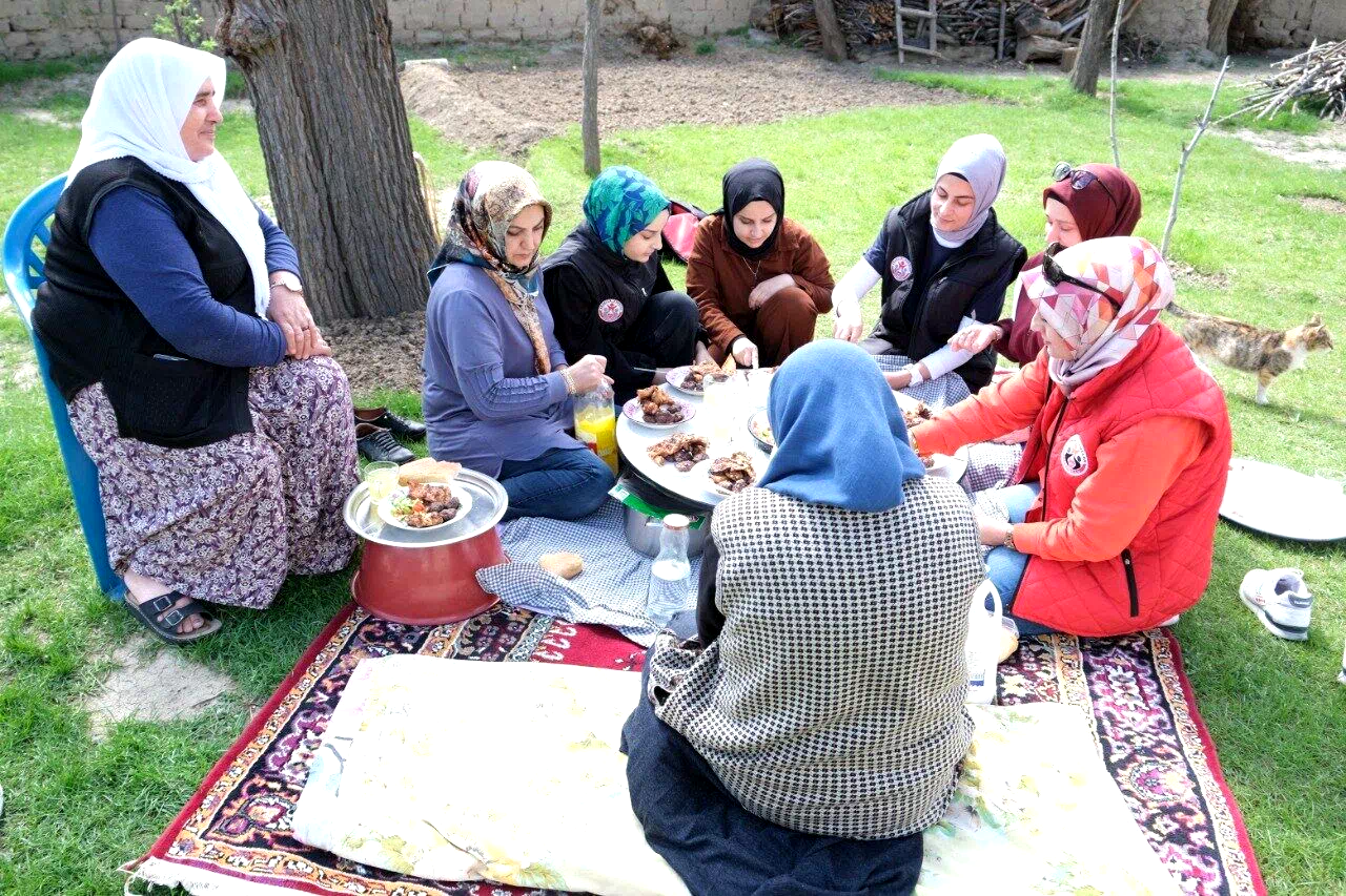 Üniversite öğrencilerinden yardıma muhtaç yaşlılara vefa örneği