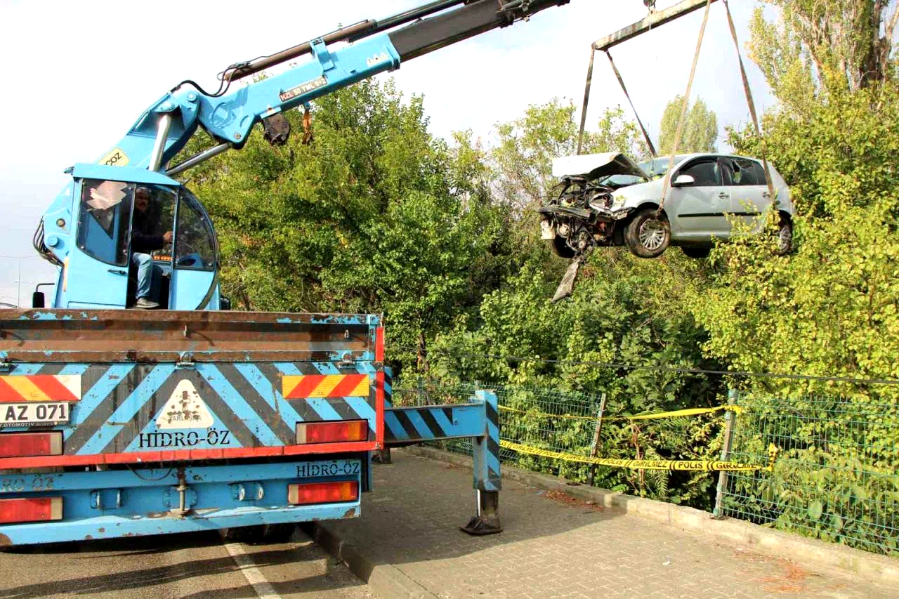Üniversite öğrencilerinin bulunduğu otomobil bahçeye uçtu: 4 yaralı