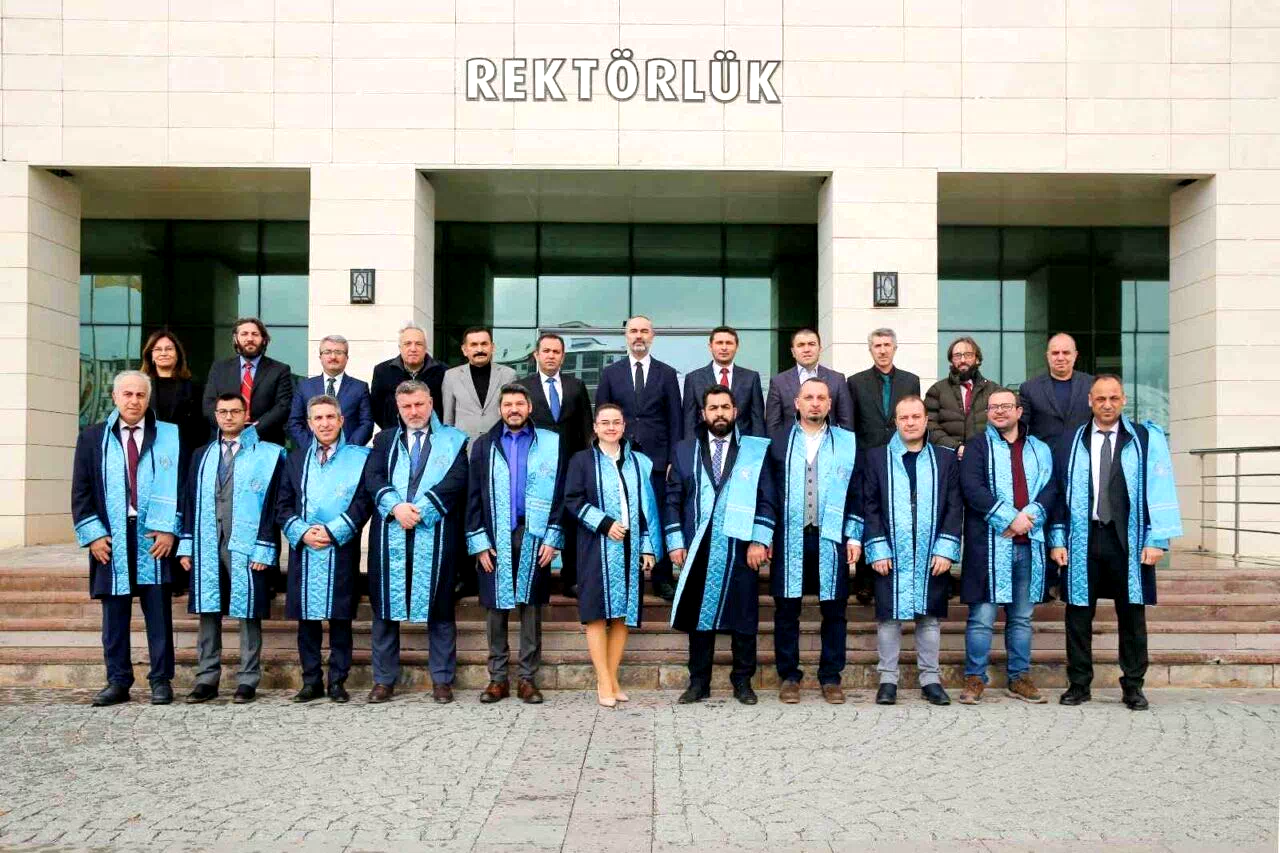 Üniversitede akademik yükselme sevinci