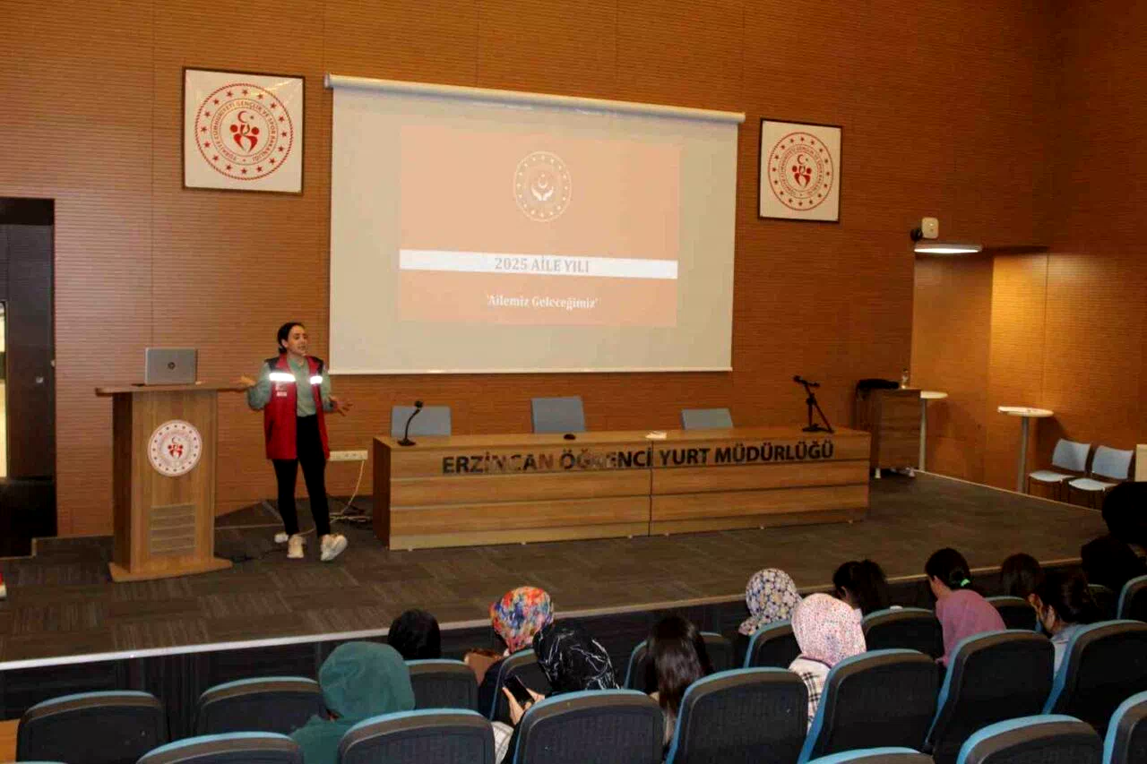 Üniversitelilere “Aile Yılı Semineri” düzenlendi