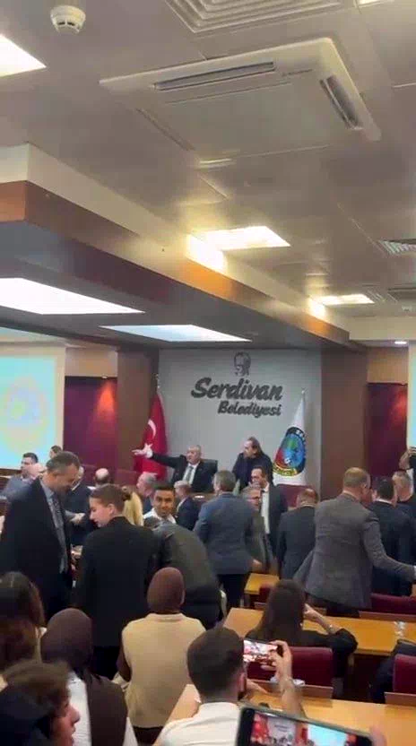 Üniversitelilerin izlediği meclis toplantısında arbede: Başkan Çelik’ten ‘Siz kimsiniz’ tepkisi