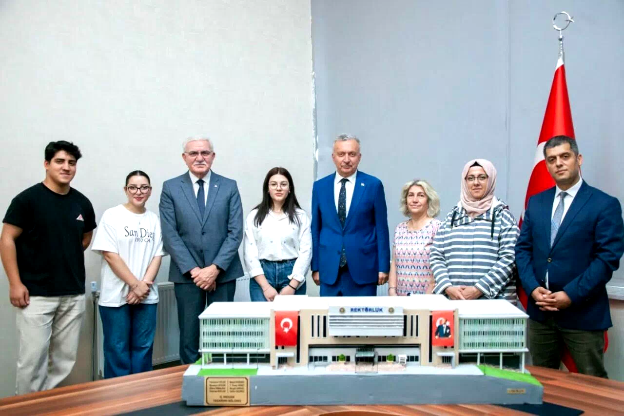 Üniversitenin maketini yaptılar